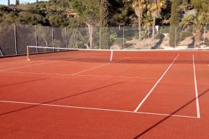 een tennisbaan met een net erbovenop bij Studio Boulouris Panorama in Saint-Raphaël