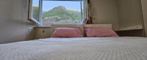 En eller flere senge i et værelse på koman_lakeview_apartments