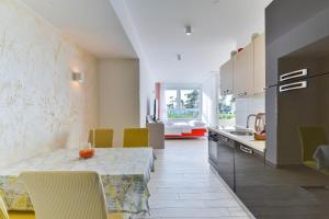 una cucina con un tavolo e sedie in una stanza di Apartments Laura 1 a Privlaka (Brevilacqua) Altre 97 foto