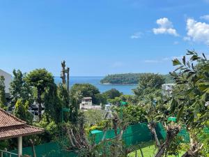 Výhled na bazén z ubytování Villa Mauao - Luxury Villa in Katamanda, Kata nebo okolí