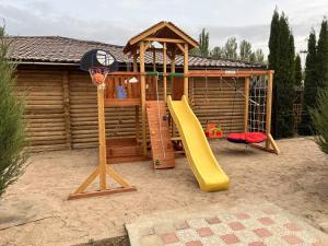 einen Spielplatz mit Rutsche und Basketballkorb in der Unterkunft Soho Hutor in Bosteri