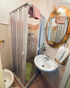 Baño pequeño con lavabo y espejo en B&B Rifugio Angelina, en Vietri