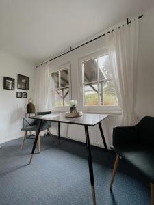 a living room with a table and a window at Ludwigslust, deine Rückzugsoase in Mehltheuer