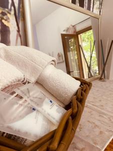 una pila de toallas sentadas en una cama en una habitación en B&B Rifugio Angelina, en Vietri