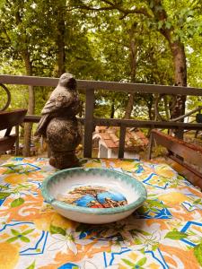 un plato en una mesa con una estatua de un conejo en B&B Rifugio Angelina, en Vietri