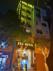 um hotel com luzes de Natal em frente em Khách Sạn 239 em Hanói