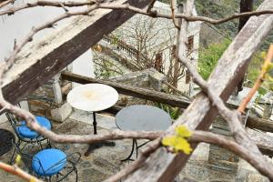 um grupo de mesas e cadeiras numa varanda em Centaurs Spot em Makrinítsa