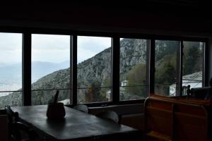 um quarto com uma mesa e vistas para uma montanha em Centaurs Spot em Makrinítsa