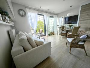 ミエンジズドロイェにあるEdel Exclusive Apartments Horyzont 414 Especially for Youのソファとテーブルのあるリビングルーム