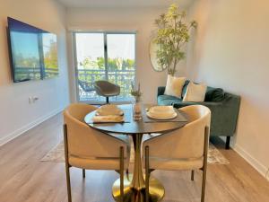 NEW One Bedroom Penthouse, Silver Lake + Parking!