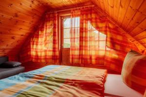 um quarto com uma cama num quarto com uma janela em Blockhaus 2 em Steina