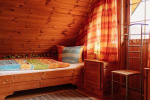 um quarto com uma cama num chalé de madeira em Blockhaus 2 em Steina