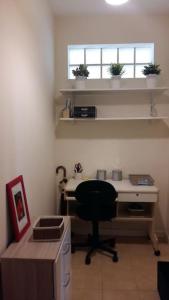 ein Büro mit einem Schreibtisch mit einem Stuhl und einem Fenster in der Unterkunft Appartement à Sceaux, à 20 min de Paris centre in Sceaux