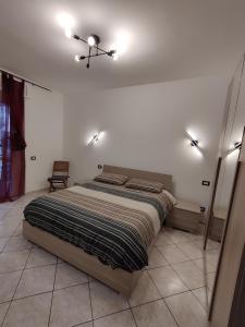 - une chambre avec un grand lit dans l'établissement Cerro Flat, à Cerro Maggiore