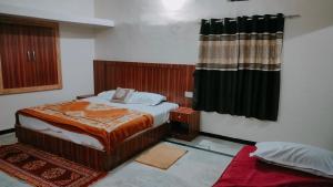 เตียงในห้องที่ Laxmanji villas