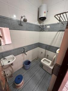 uma casa de banho com um WC, um bidé e um lavatório. em Laxmanji villas em Monte Abu