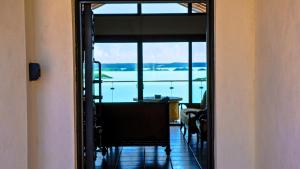 - une porte menant à une chambre avec vue sur l'eau dans l'établissement Alta Bella Villa and Spa, à Providenciales