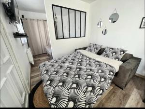 ラ・ロシェルにあるJoli appartement avec parkingのベッドとソファのあるリビングルーム