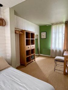 尼勒聖佩雷的住宿－Les Cottages d'Orient Premium，一间卧室设有一张床和绿色的墙壁