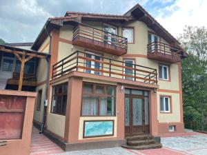 伯伊莱海尔库拉内Casa Princess的带阳台的房子