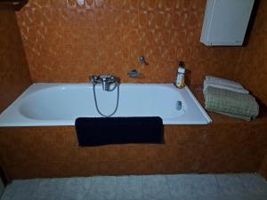 a bath tub with a faucet in a bathroom at Joli appartement in Valdeblore