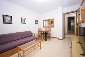 a living room with a couch and a table at CASTELMAR 2 DORMITORIOS - Fincas Arena in Benidorm