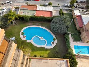 an overhead view of a swimming pool in a city at CASTELMAR 2 DORMITORIOS - Fincas Arena in Benidorm