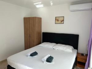 Apartmani Jukanovic tesisinde bir odada yatak veya yataklar