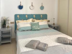 - une chambre avec un lit bleu et 2 oreillers dans l'établissement Refugio De Hedonista, alojamiento con encanto, à Calp 63 autres photos