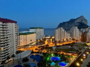 une vue d'une ville la nuit avec des bâtiments dans l'établissement Refugio De Hedonista, alojamiento con encanto, à Calp