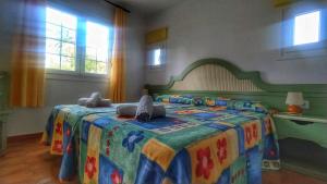 a childs bedroom with a bed with a colorful blanket at Son Bou Bonito y renovado Apartamento in Alaior