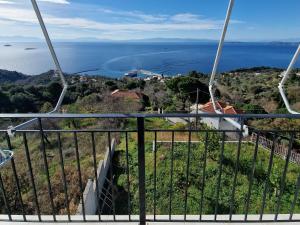 een uitzicht op de oceaan vanuit een gondel bij Skopelos House Nikols in Loutrákion