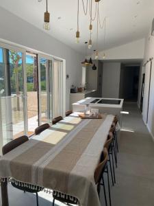een grote eetkamer met een lange tafel en stoelen bij Magnifique Mas avec Piscine Luberon (Gordes) in Murs