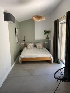 een slaapkamer met een bed en een groot raam bij Magnifique Mas avec Piscine Luberon (Gordes) in Murs