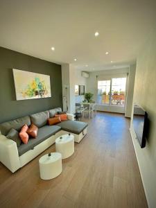a living room with a couch and a tv at Elegant Rooftop by F2 Rental Home in Valencia