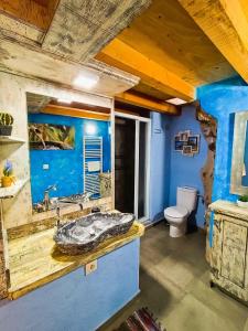 Un baño con lavabo e inodoro en Can Castell, en Castellfollit de la Roca 117 fotos más