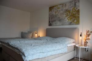 um quarto com uma cama com um edredão azul em Neu saniertes Haus in Hermaringen für 9 Personen! Nähe Legoland! 