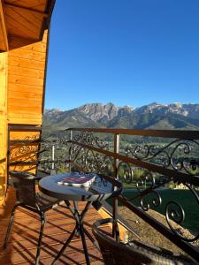 una mesa y sillas en un balcón con vistas en Dom Tatrzański Ewa, en Kościelisko