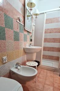 een badkamer met een wastafel en een toilet bij Poesia in Lesina