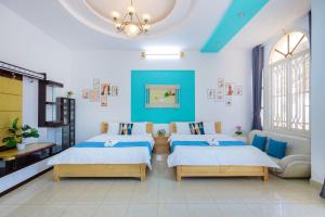 - 2 lits dans une chambre aux murs bleus et blancs dans l'établissement Victory Villa 433 - Bida - Hồ Bơi - Sân Vườn - Karaoke - Gần Biển, à Vung Tau