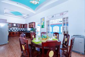 une cuisine et une salle à manger avec une table et des chaises dans l'établissement Victory Villa 433 - Bida - Hồ Bơi - Sân Vườn - Karaoke - Gần Biển, à Vung Tau
