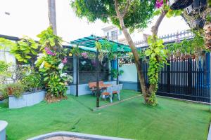 un jardin avec un banc, une table et des arbres dans l'établissement Victory Villa 433 - Bida - Hồ Bơi - Sân Vườn - Karaoke - Gần Biển, à Vung Tau