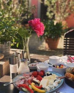 une table avec une plaque de nourriture sur une table dans l'établissement Gasthof zum Storch, à Prichsenstadt