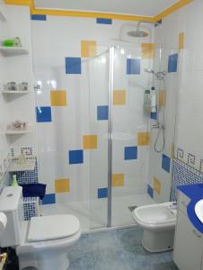 A bathroom at Piso primera línea de playa Még 16 kép