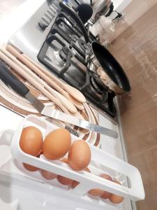 an open refrigerator with eggs in a drawer at White House & B. in Sìnnai