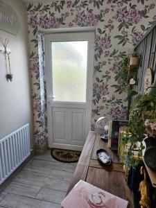 una stanza con una porta con fiori sul muro di Croí Beag Luxury Studio a Dundalk