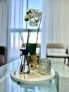 a glass table with a vase of flowers on it at Rio Suits Apartments A in Posadas