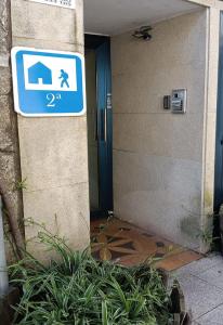 una señal azul en el lateral de un edificio en Albergue Camino Santiago Porriño - En Pleno Centro - City Centre, en Porriño