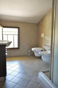 łazienka z 2 umywalkami i 2 toaletami w obiekcie intero appartamento w mieście Montelanico