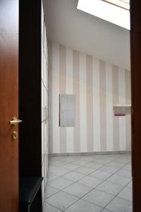przedpokój z pokojem ze ścianami w paski i drzwiami w obiekcie intero appartamento w mieście Montelanico